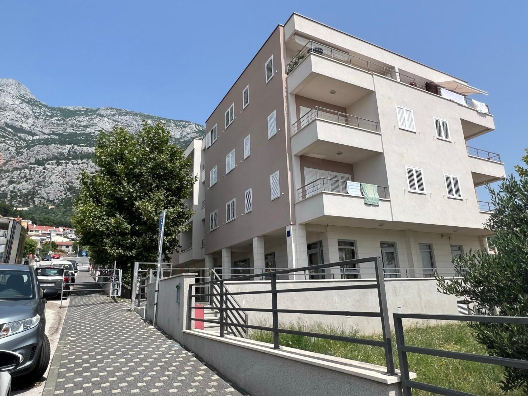 Apartment Lucija - Cozy Flat In The City Center With A Sea View & Parking Makarska Dış mekan fotoğraf